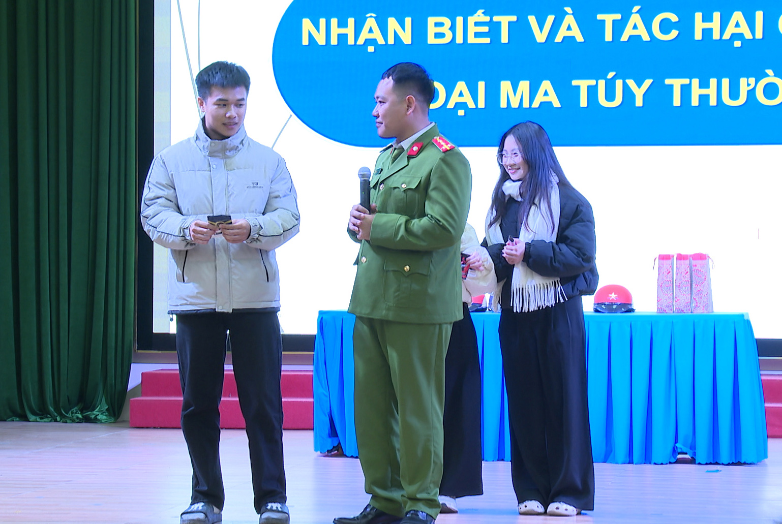 Tuyên truyền pháp luật và ký cam kết bảo đảm an ninh, trật tự cho học ...
